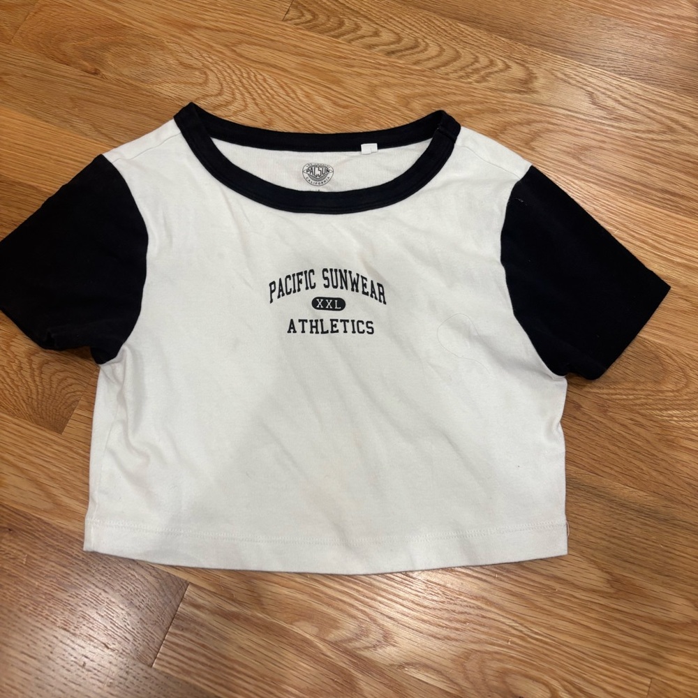 PacSun' Black and White Cropped Tee - S